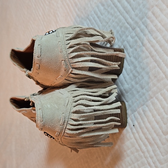 Beacon Reflections Women 11W Tan Ankle Booties Suede Leather Tassels Heels - Picture 6 of 10